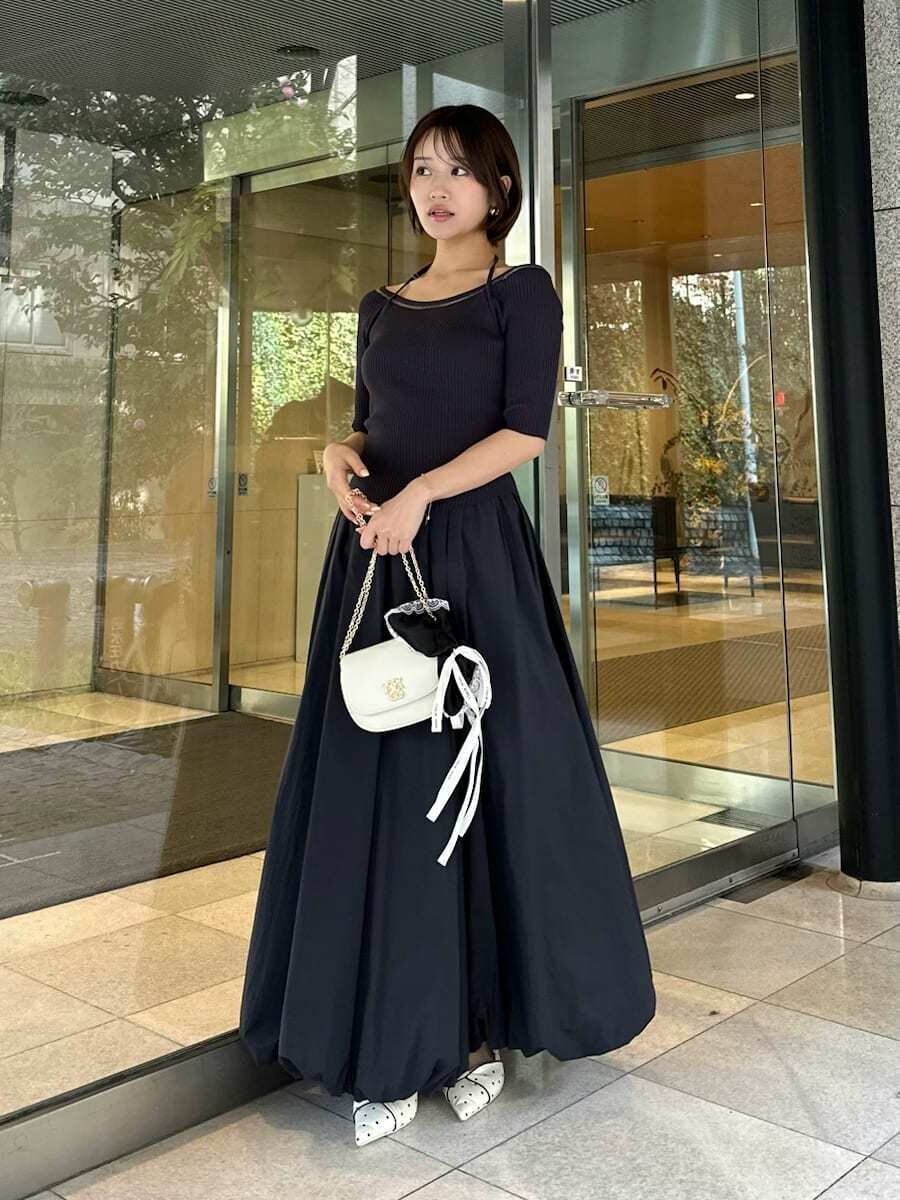 ホワイト系のショルダーバッグ、ブラック系のシュシュを着用したレディースの春コーディネートの8枚目の写真