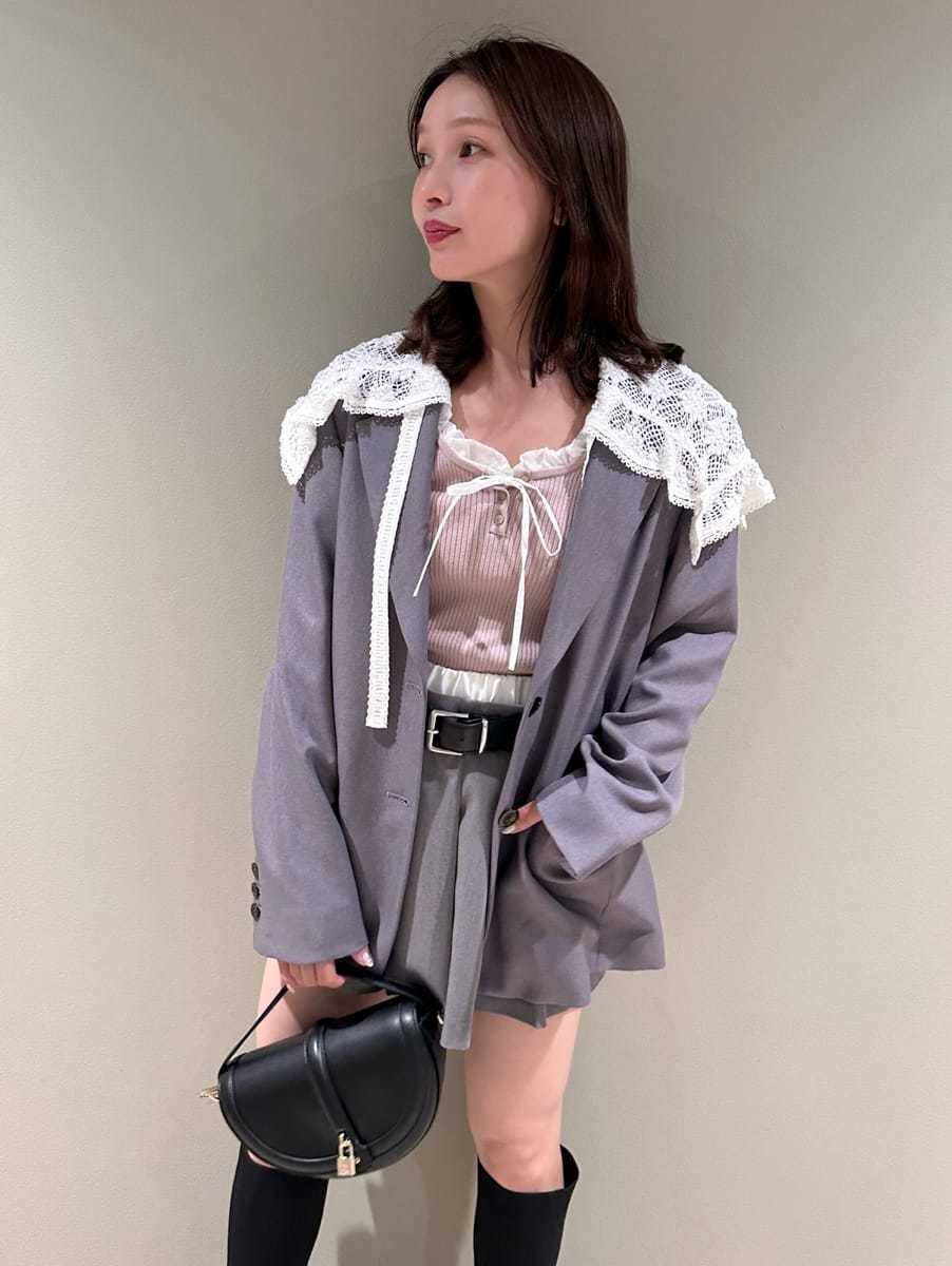 グレー系のテーラードジャケット、ピンク系のニット/セーター、グレー系のその他パンツを着用したレディースの秋コーディネートの8枚目の写真