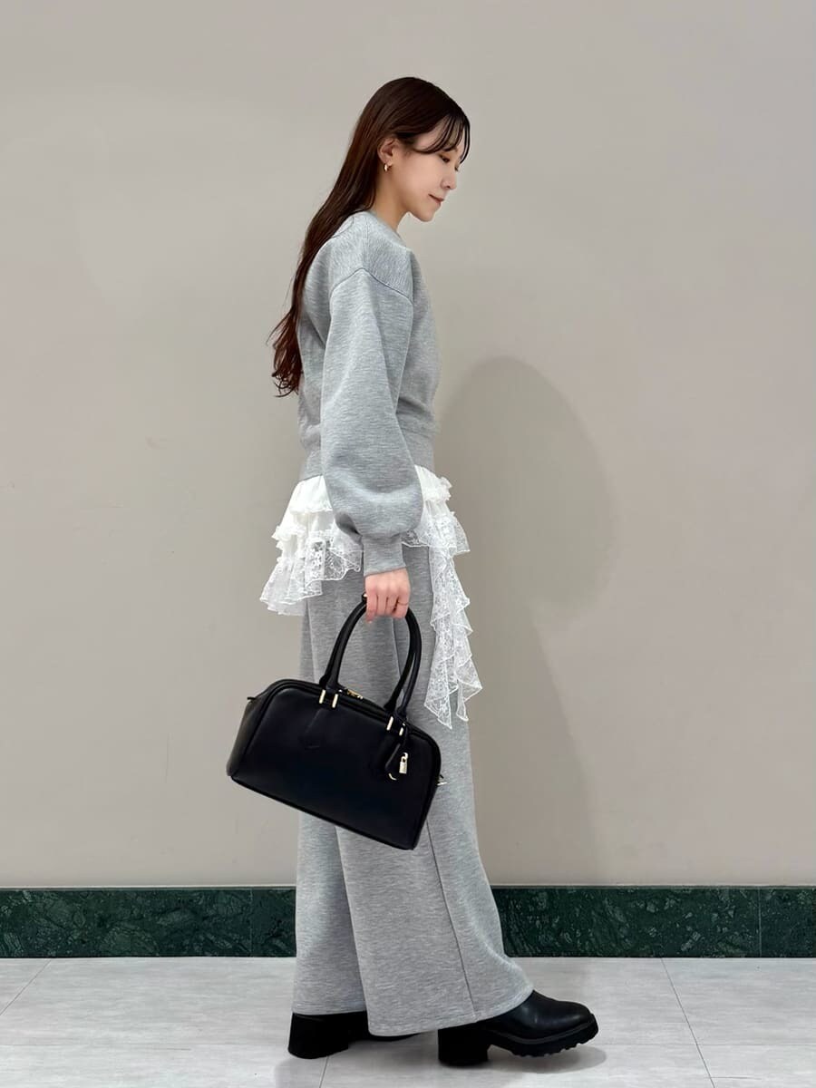 ホワイト系のTシャツ/カットソー、グレー系のスウェット、グレー系のスウェットパンツを着用したレディースの冬コーディネートの4枚目の写真