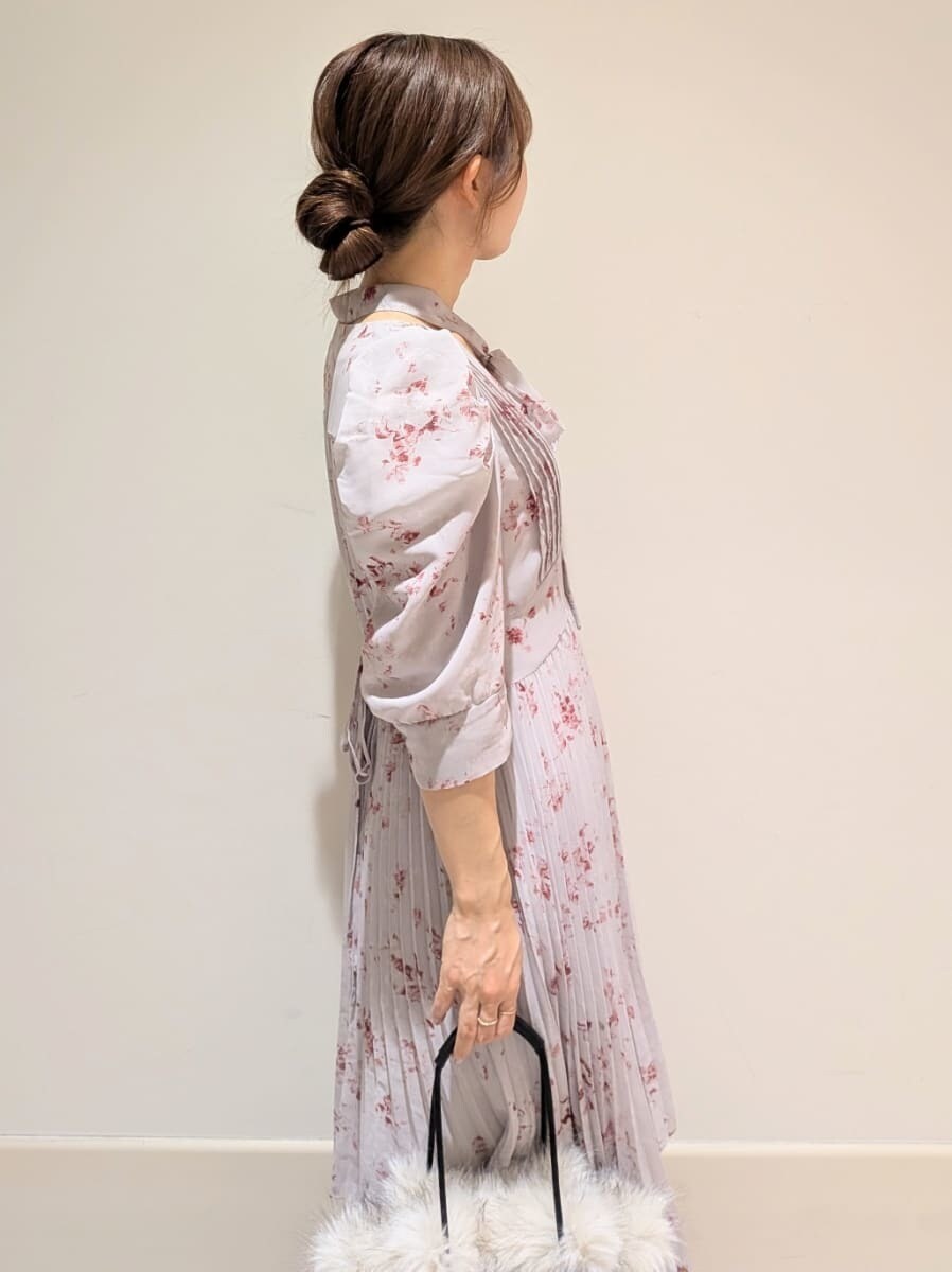 ブラック系のブーツ、ホワイト系のチェスターコート、グレー系のワンピースを着用したレディースの秋コーディネートの7枚目の写真