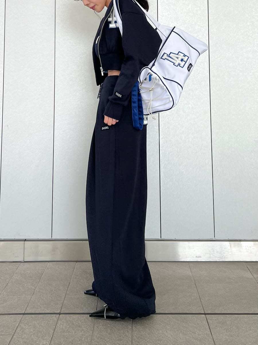 ブルー系のその他パンツ、ブルー系のパーカー、ブルー系のキャミソールを着用したレディースの春コーディネートの2枚目の写真