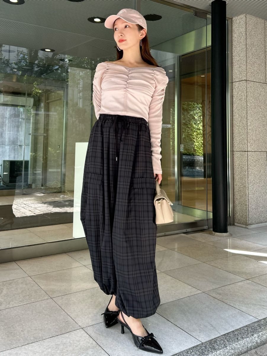 ピンク系のTシャツ/カットソー、ブルー系のその他パンツ、ベージュ系のショルダーバッグを着用したレディースの秋コーディネートの4枚目の写真