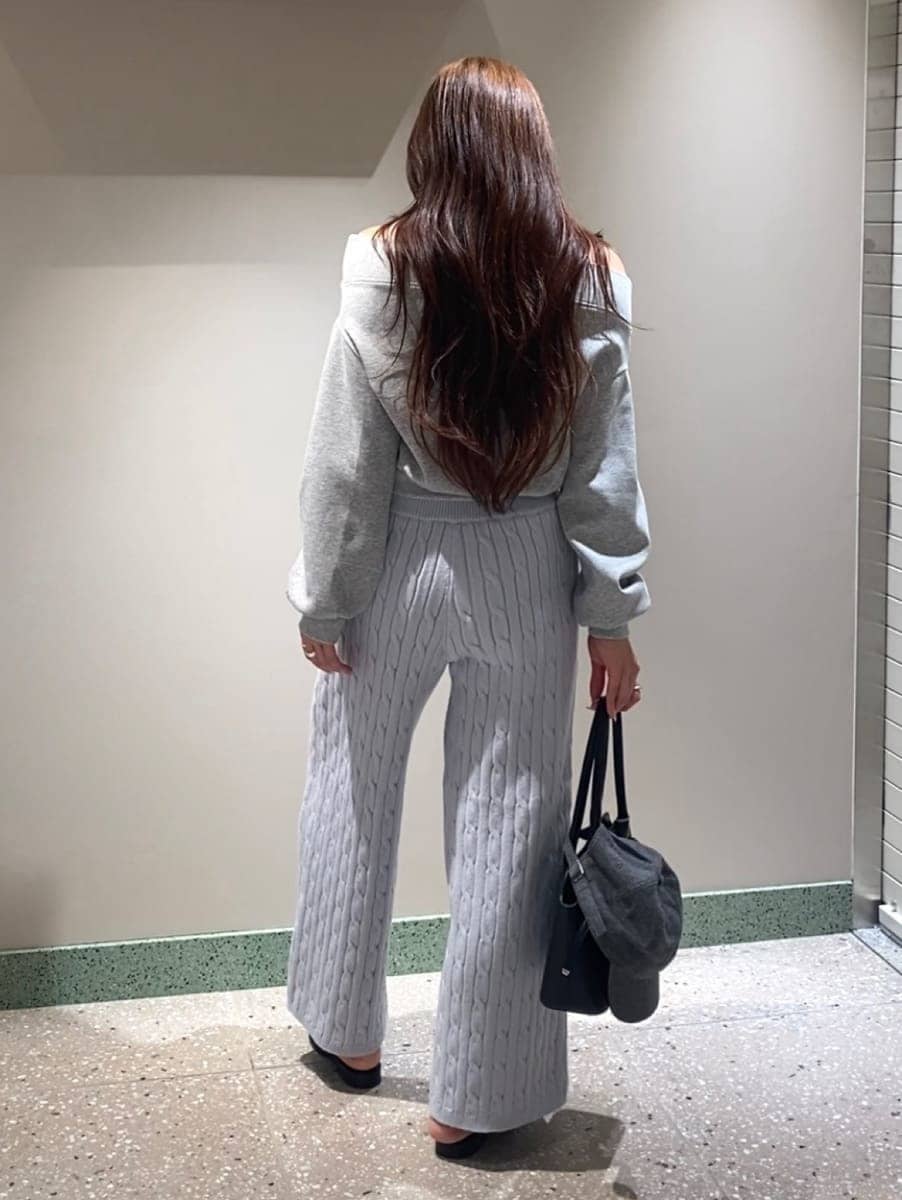 ブルー系のその他パンツ、グレー系のワンピース、ブラック系のボストンバッグを着用したレディースの秋コーディネートの5枚目の写真