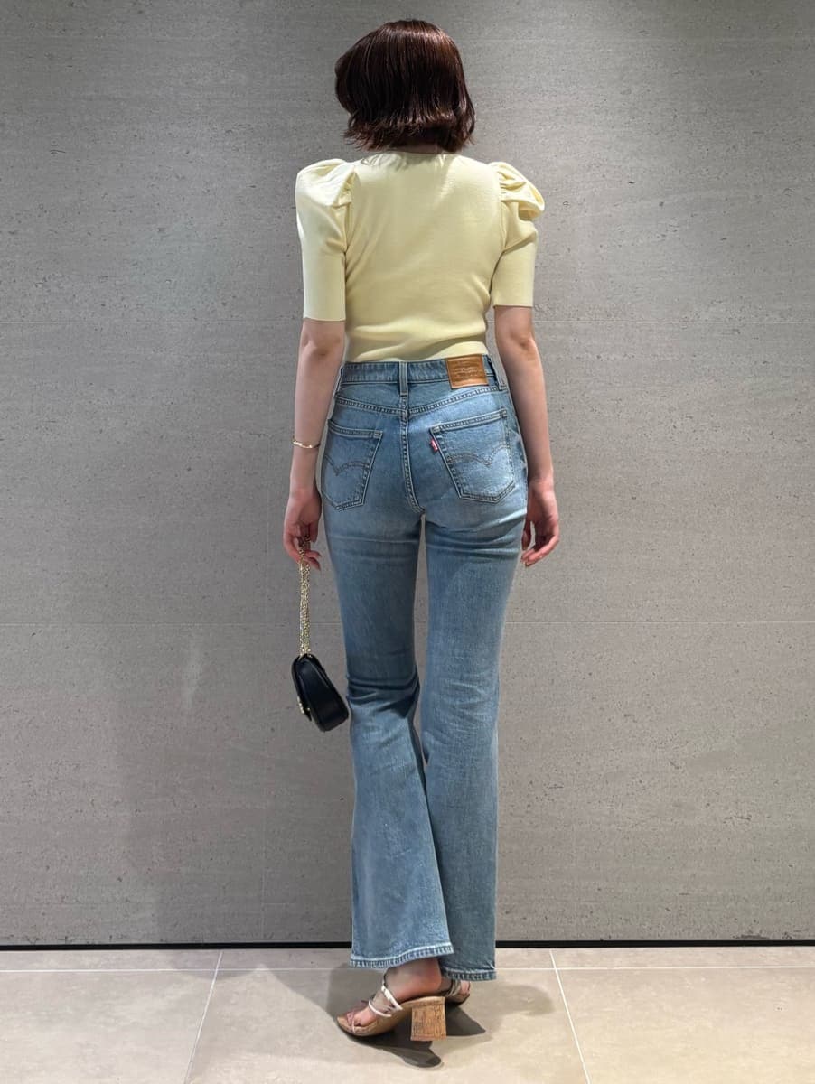 ブルー系のデニムパンツ、イエロー系のカーディガン/ボレロ、その他のサンダルを着用したレディースの春コーディネートの4枚目の写真
