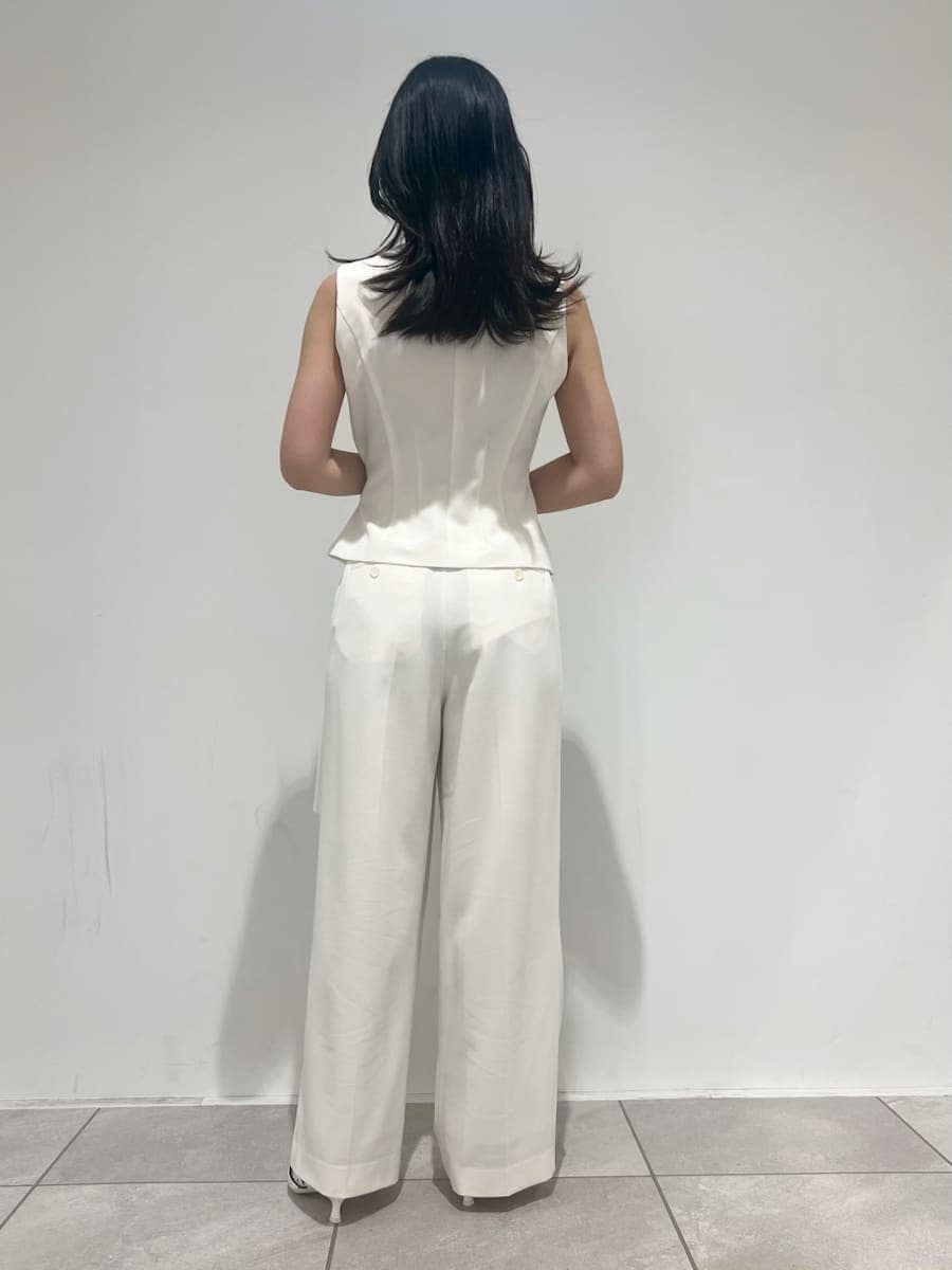 ホワイト系のテーラードジャケット、ホワイト系のスラックス、その他のパンプスを着用したレディースの冬コーディネートの6枚目の写真