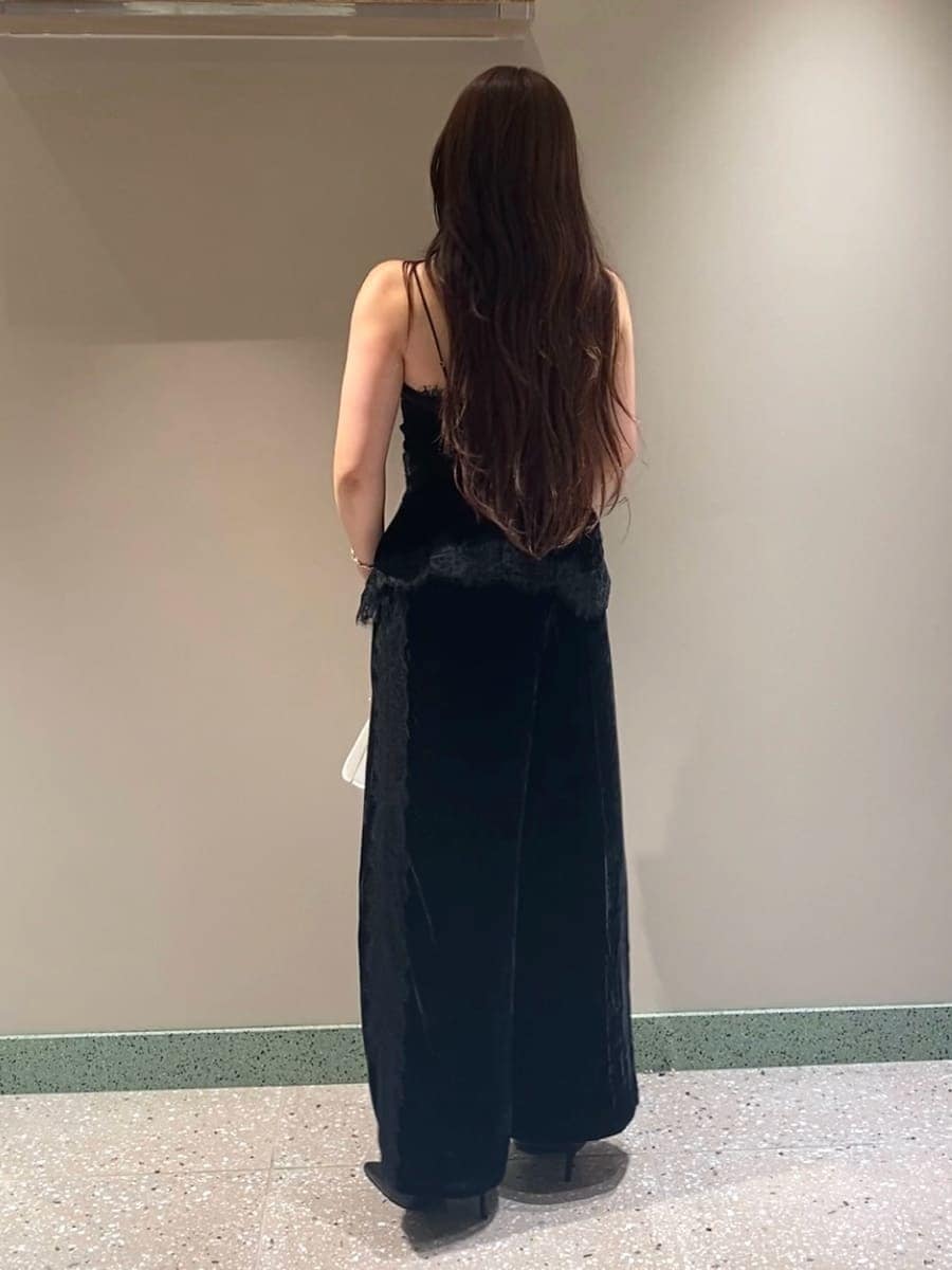 ブラック系のその他パンツ、ブラック系のキャミソール、ブラック系のブーツを着用したレディースの秋コーディネートの5枚目の写真