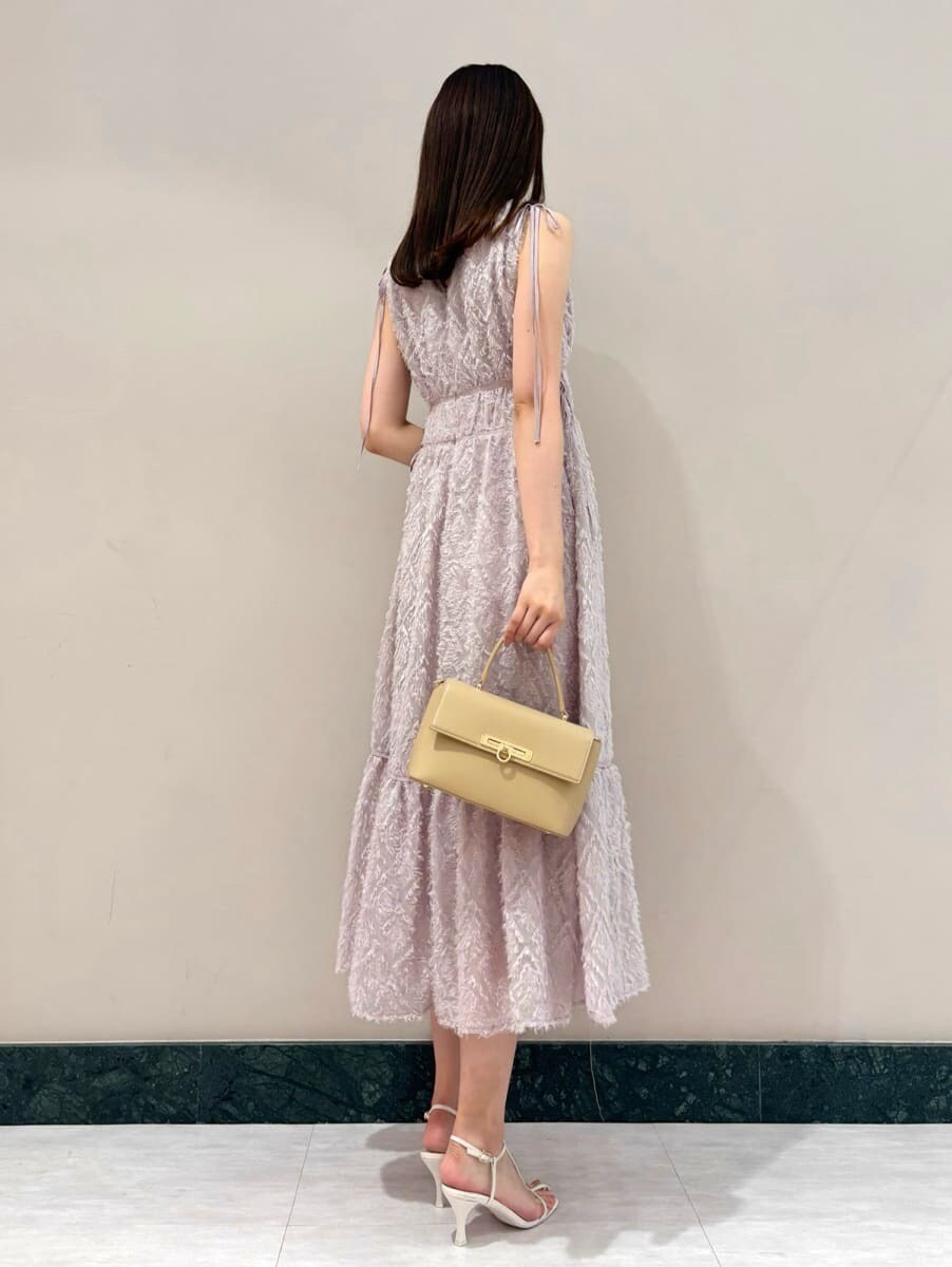 ピンク系のワンピース、ベージュ系のショルダーバッグ、ホワイト系のサンダルを着用したレディースの夏コーディネートの4枚目の写真