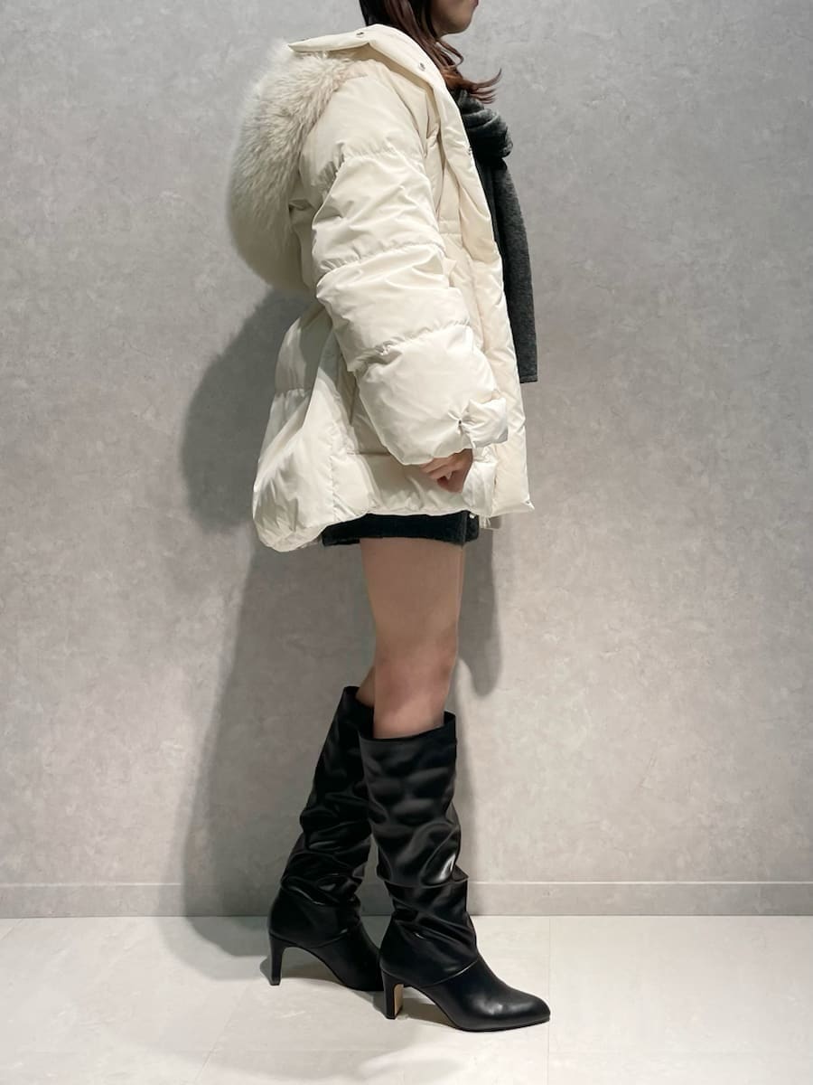 ブラック系のショルダーバッグ、ホワイト系のダウンジャケット/コート、グレー系のその他パンツを着用したレディースの冬コーディネートの3枚目の写真