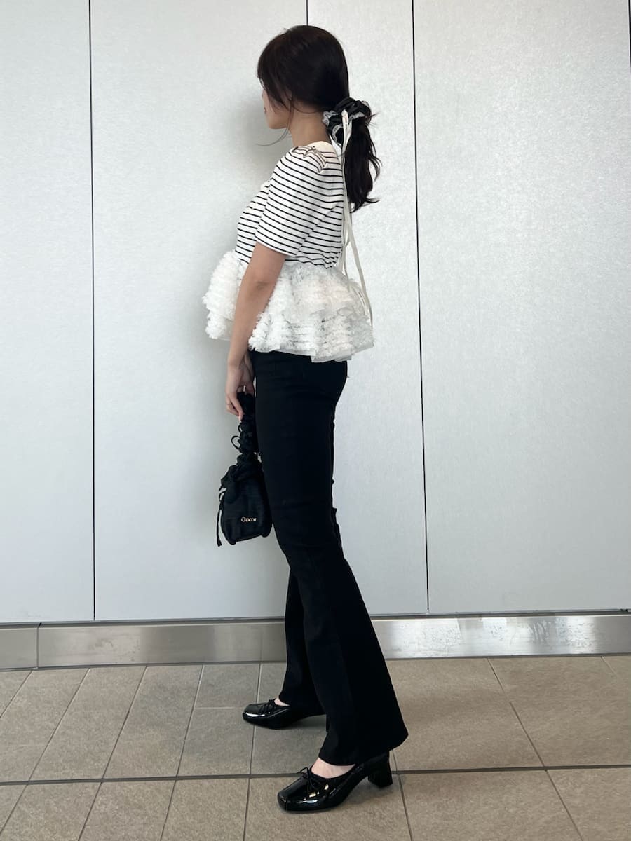 ブラック系のその他パンツ、その他のニット/セーター、ブラック系のパンプスを着用したレディースの春コーディネートの2枚目の写真