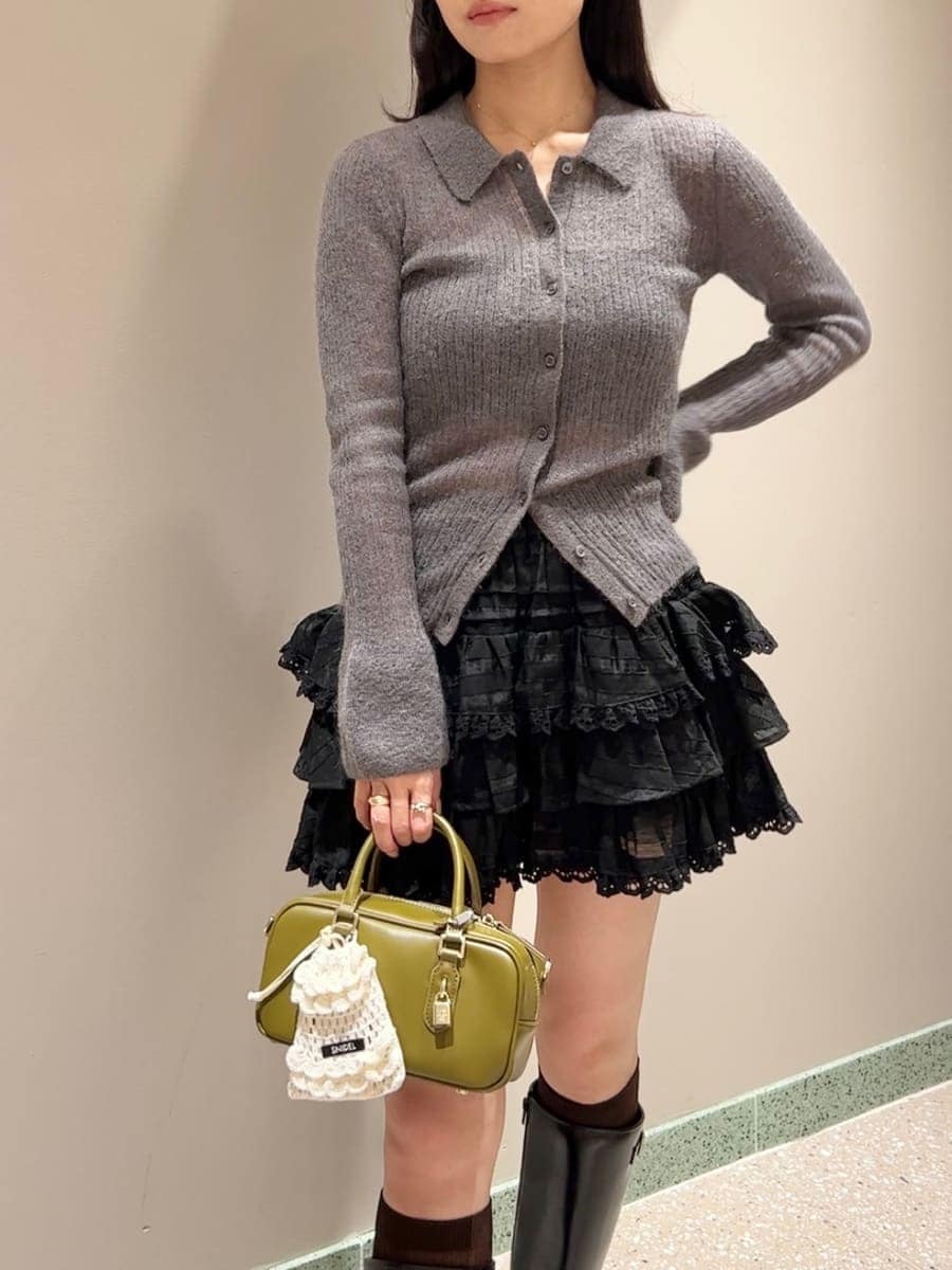 グレー系のニット/セーター、ブラック系のその他パンツ、グリーン系のボストンバッグを着用したレディースの秋コーディネートの8枚目の写真