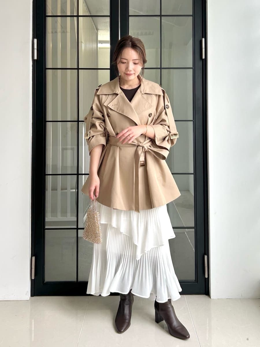 ホワイト系のスカートを着用したレディースの冬コーディネートの3枚目の写真