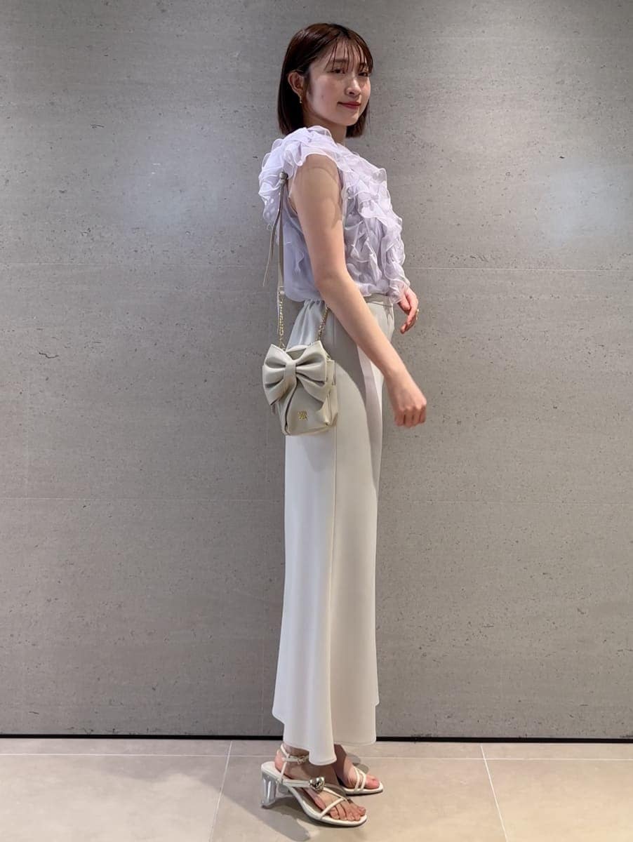 ホワイト系のスカート、パープル系のシャツ/ブラウスを着用したレディースの春コーディネートの3枚目の写真