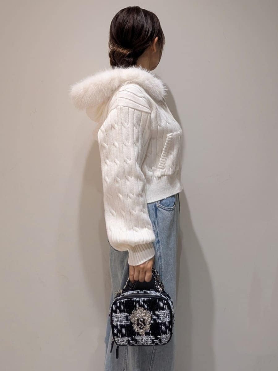 ブルー系のデニムパンツ、ホワイト系のパーカー、ブラック系のサンダルを着用したレディースの秋コーディネートの4枚目の写真