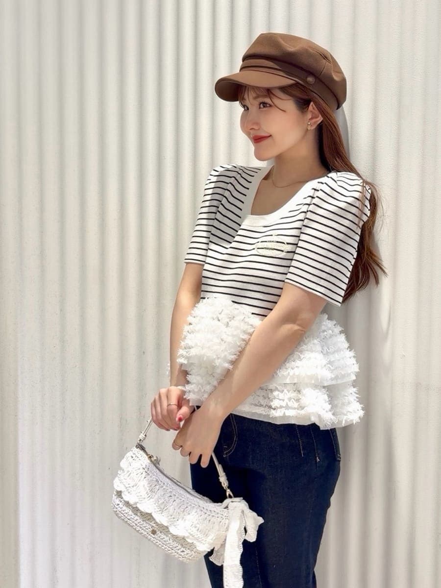 ブルー系のデニムパンツ、その他のニット/セーター、ホワイト系のパンプスを着用したレディースの春コーディネートの6枚目の写真