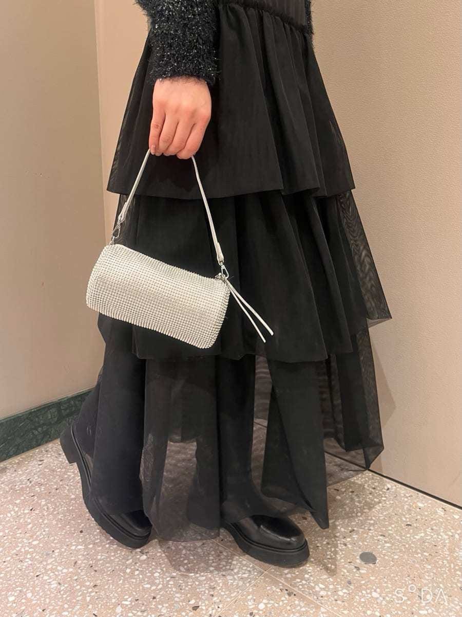 ブラック系のブーツ、ブラック系のスカート、ブラック系のニット/セーターを着用したレディースの冬コーディネートの7枚目の写真