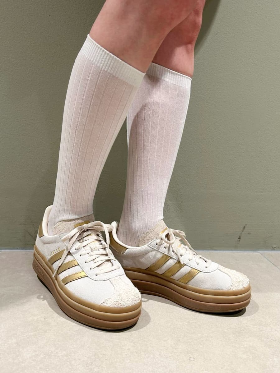 ブラック系のその他パンツを着用したレディースの冬コーディネートの6枚目の写真