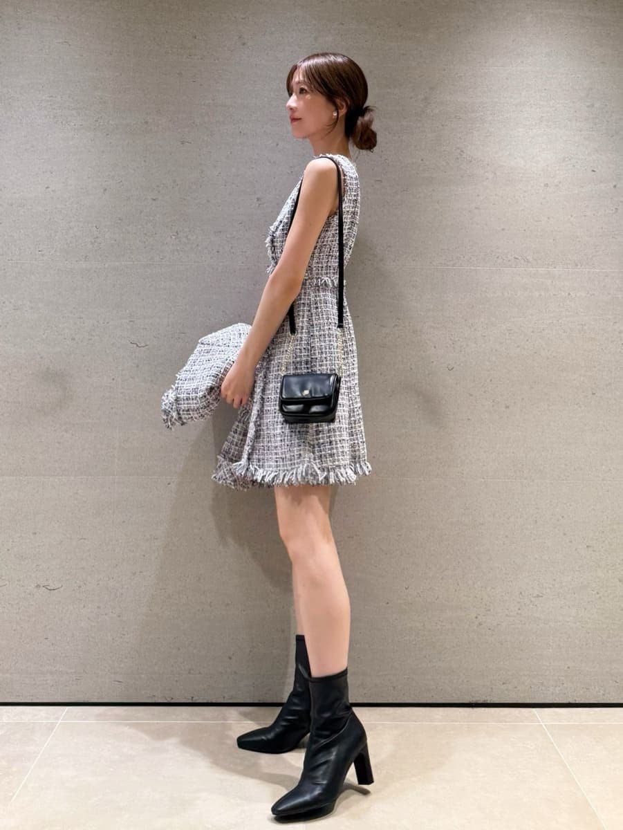 その他のワンピース、その他のノーカラージャケット、ブラック系のブーツを着用したレディースの秋コーディネートの2枚目の写真