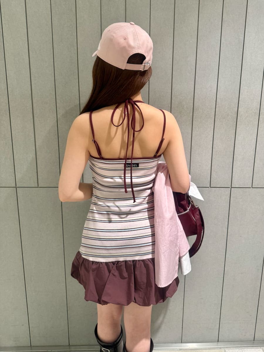 その他のワンピース、ピンク系のシャツ/ブラウス、グレー系のキーケース/キーアクセサリーを着用したレディースの冬コーディネートの7枚目の写真