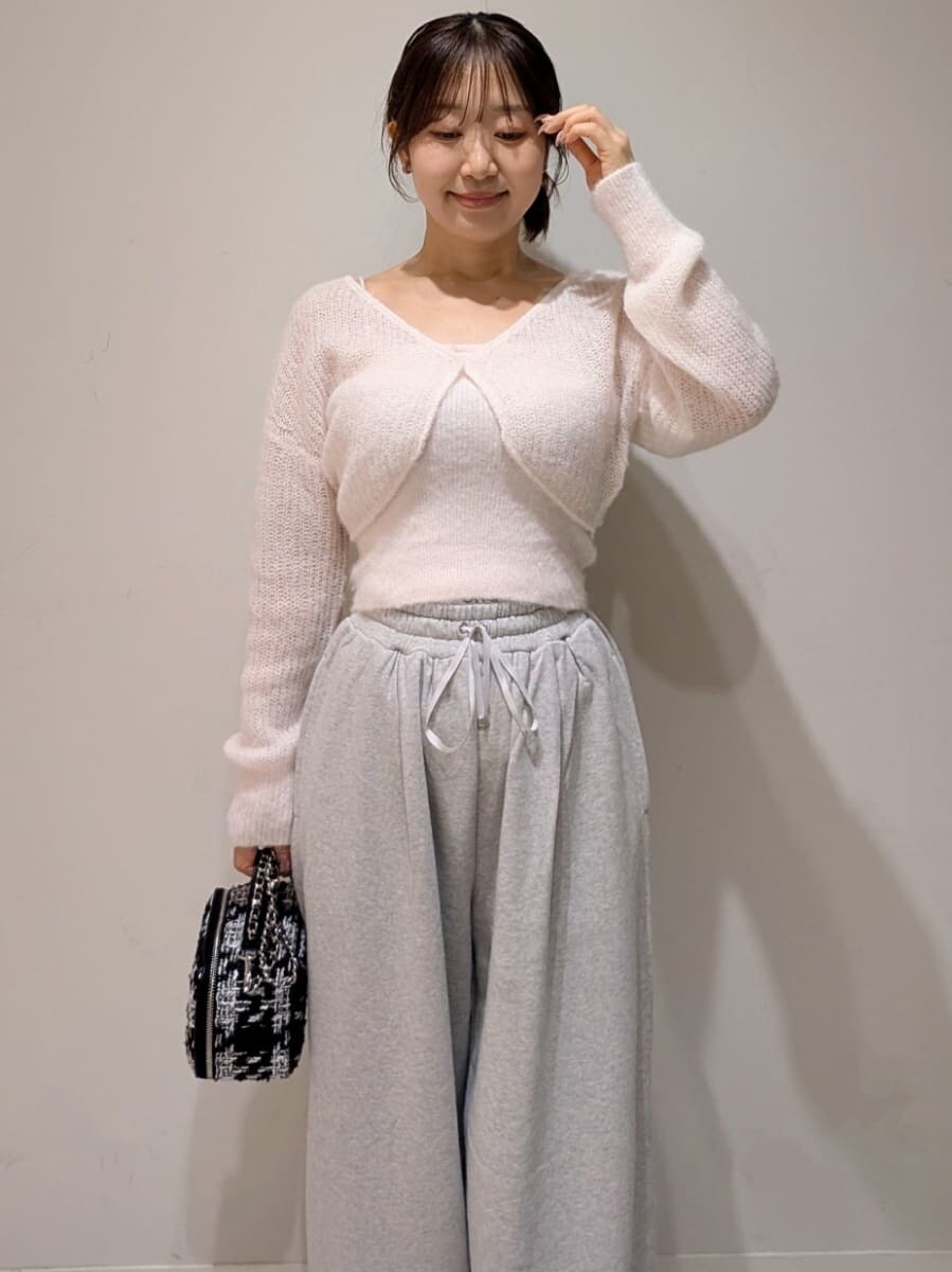 グレー系のその他パンツ、ピンク系のカーディガン/ボレロ、ブラック系のサンダルを着用したレディースの秋コーディネートの3枚目の写真