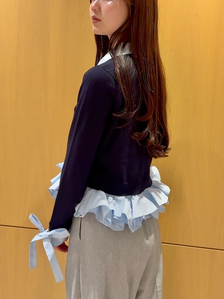 ブラック系のブーツ、グレー系のその他パンツ、ブルー系のニット/セーターを着用したレディースの冬コーディネートの5枚目の写真