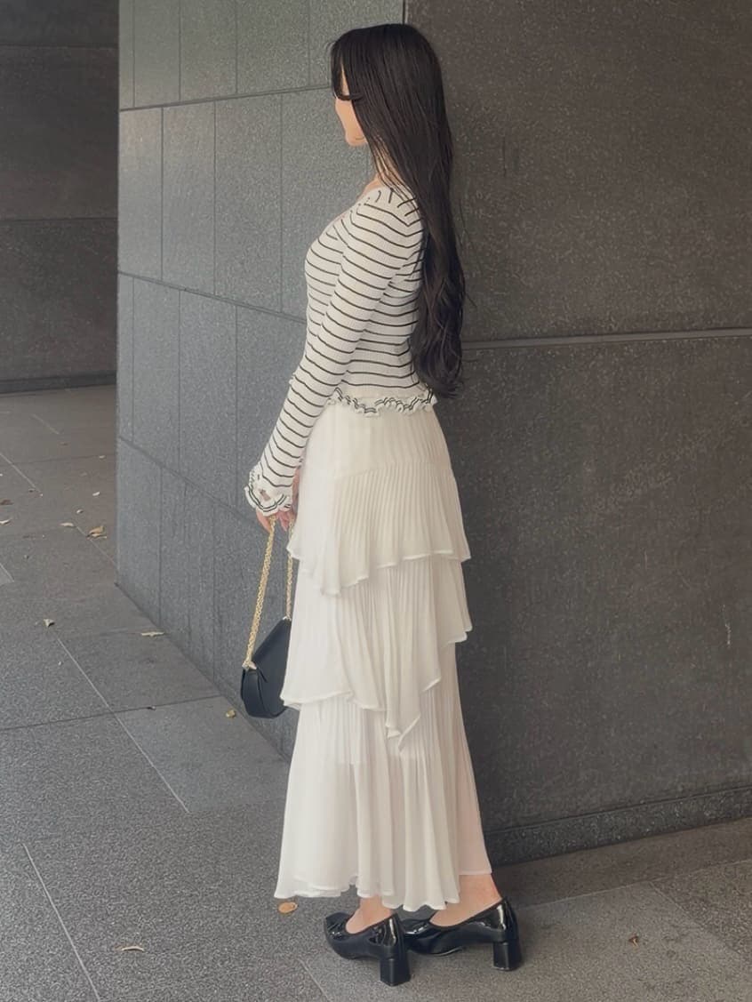 その他のカーディガン/ボレロ、ブラック系のショルダーバッグ、ブラック系のパンプスを着用したレディースの春コーディネートの3枚目の写真