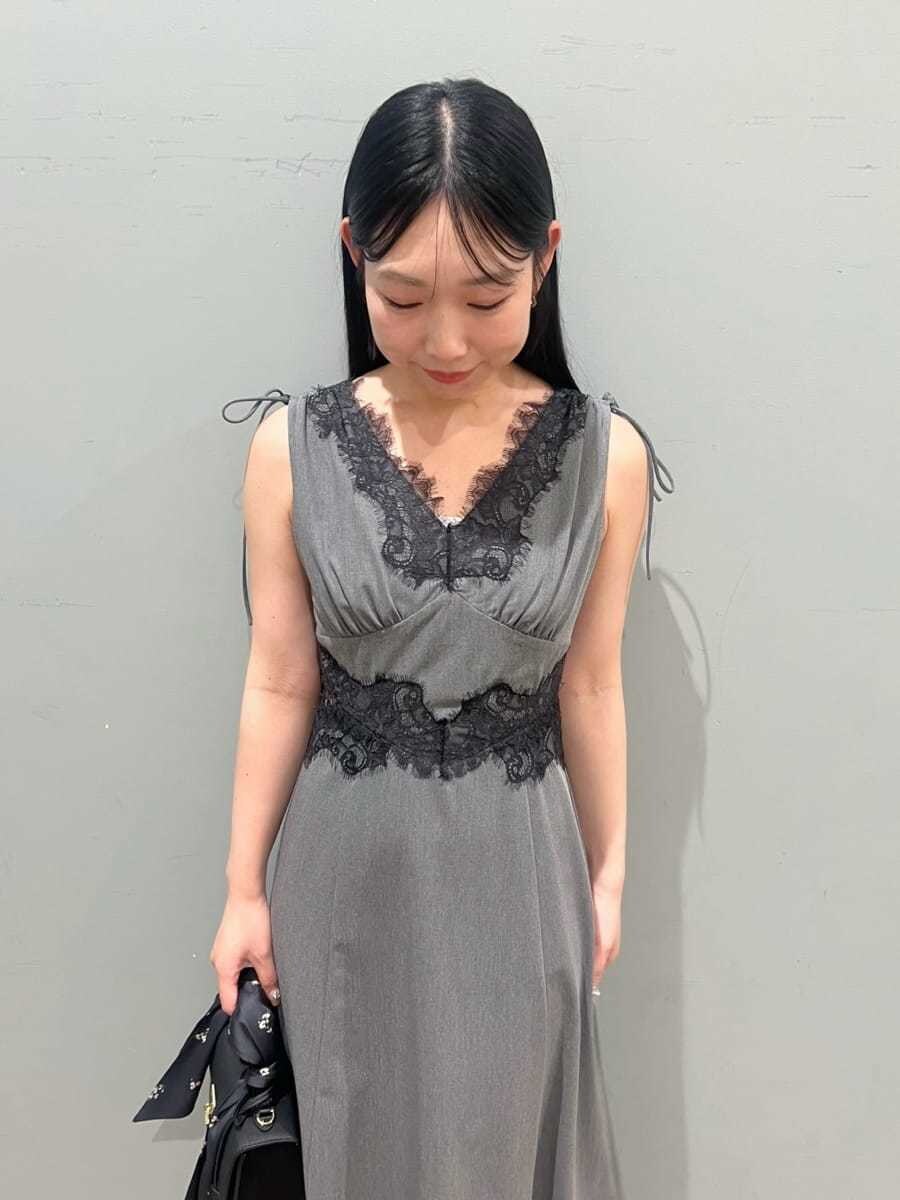 グレー系のワンピース、ブラック系のサンダル、ブラック系のショルダーバッグを着用したレディースの夏コーディネートの5枚目の写真