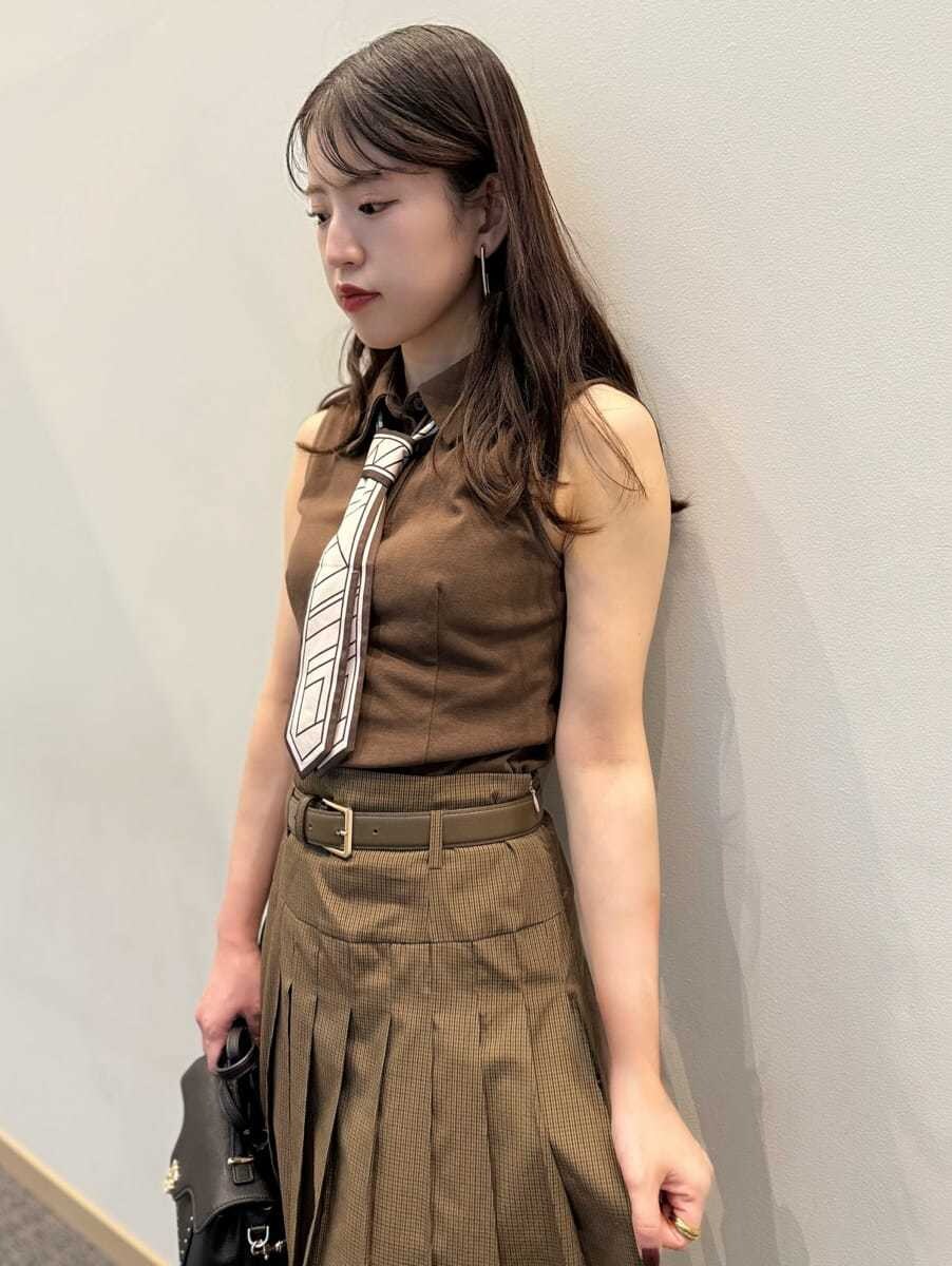 ブラウン系のTシャツ/カットソー、その他のスカート、ブラック系のショルダーバッグを着用したレディースの秋コーディネートの2枚目の写真