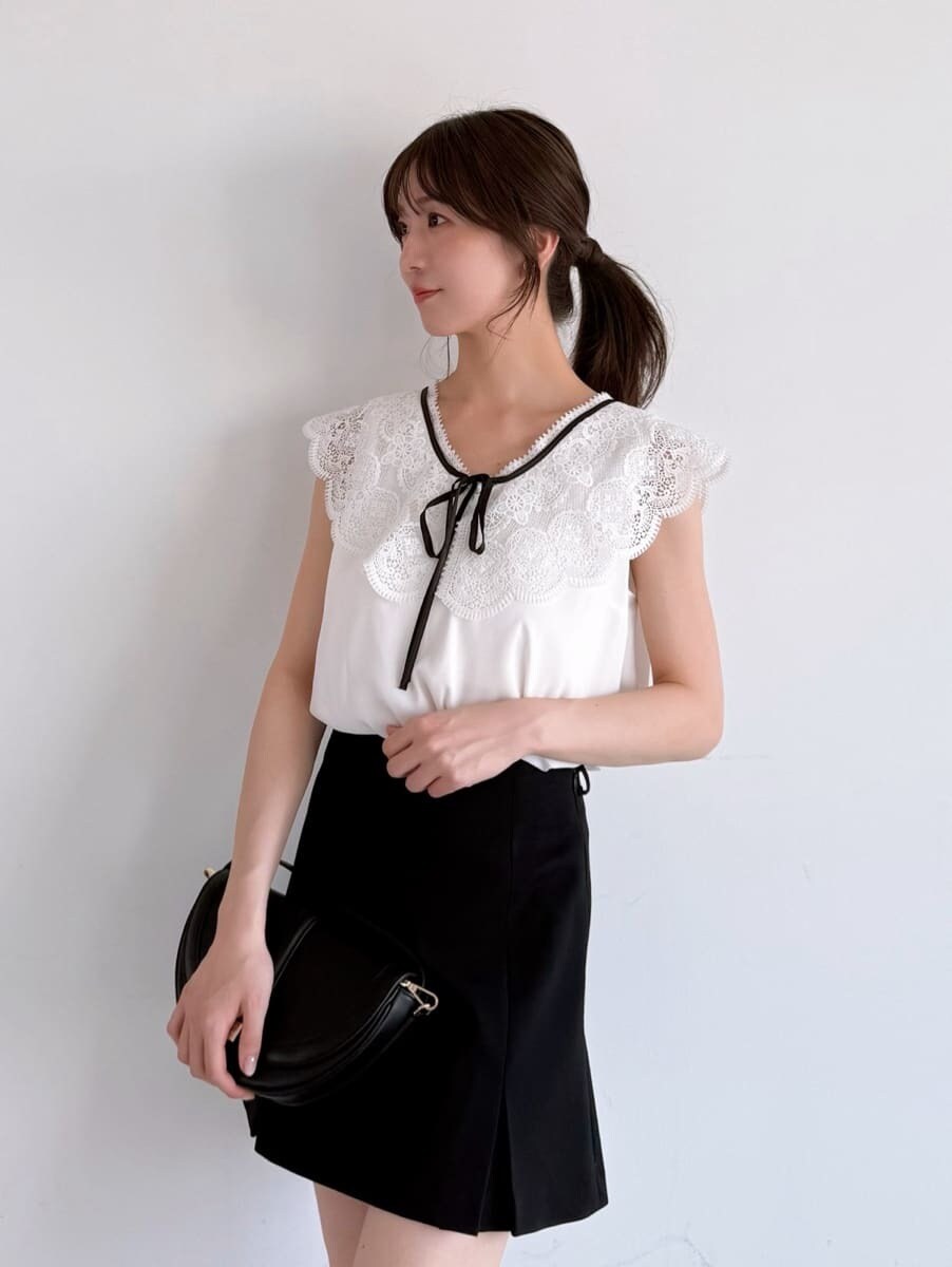 ホワイト系のシャツ/ブラウス、ブラック系のスカート、ブラック系のハンドバッグを着用したレディースの夏コーディネートの4枚目の写真