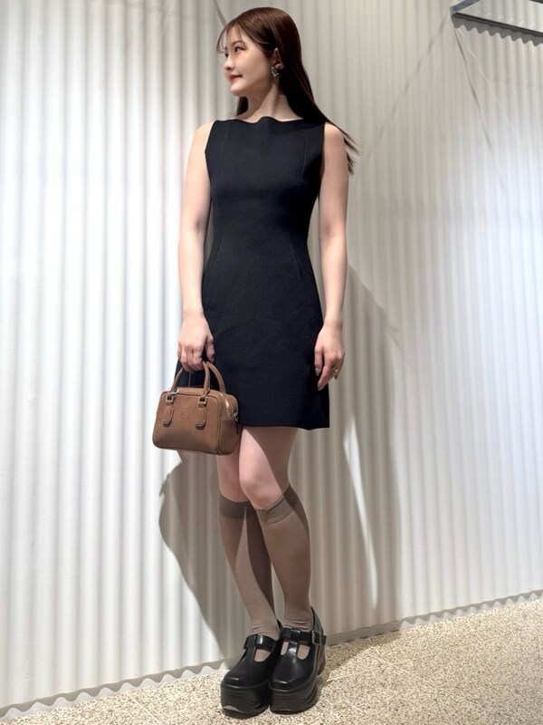 ブラック系のワンピース、ブラウン系のショルダーバッグ、ベージュ系のソックス/靴下を着用したレディースの春コーディネートの8枚目の写真