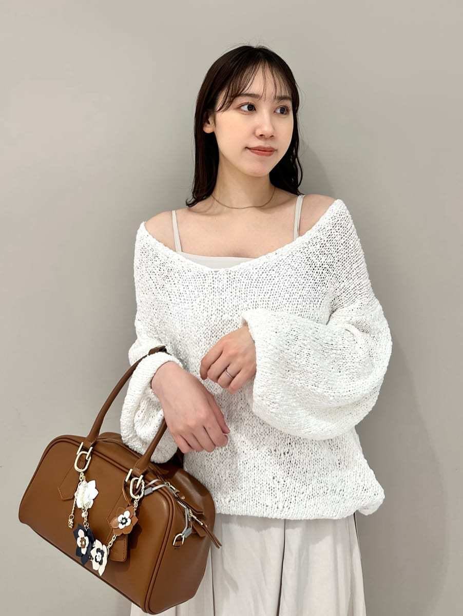 ホワイト系のワンピース、ブラウン系のパンプス、イエロー系のボストンバッグを着用したレディースの春コーディネートの2枚目の写真