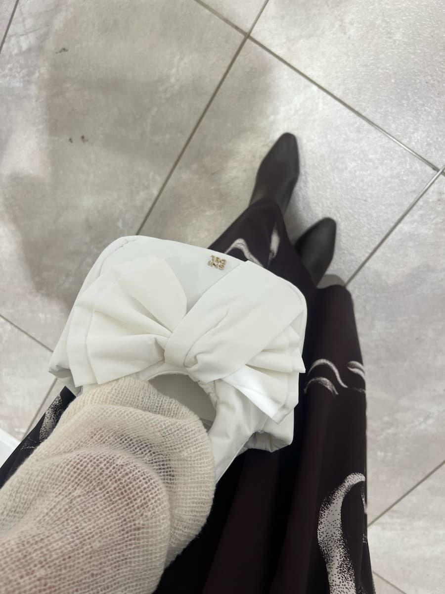 ブラウン系のブーツ、ブラウン系のワンピースを着用したレディースの冬コーディネートの6枚目の写真