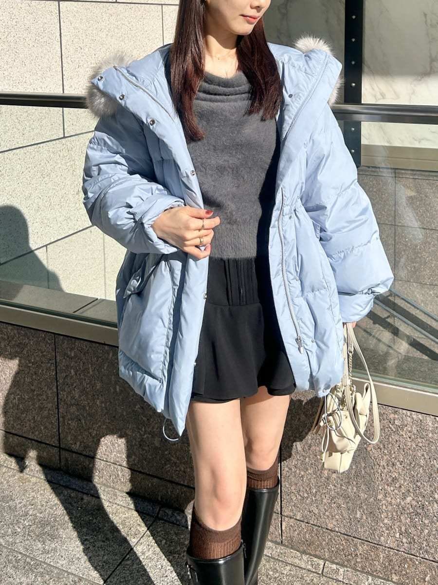 ブラック系のブーツ、グレー系のニット/セーター、ブルー系のダウンジャケット/コートを着用したレディースの秋コーディネートの3枚目の写真