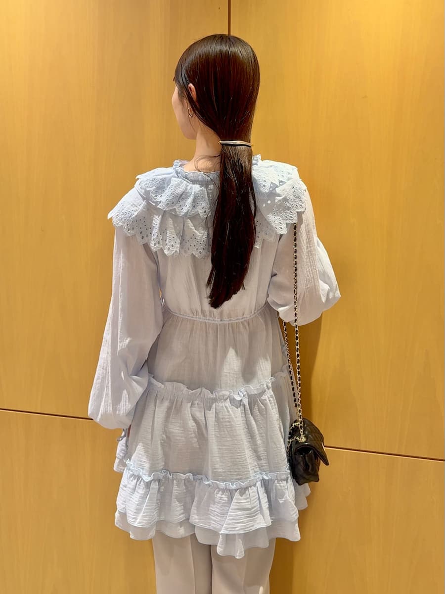 グレー系のその他パンツ、ブラック系のショルダーバッグ、ブルー系のその他トップスを着用したレディースの冬コーディネートの7枚目の写真