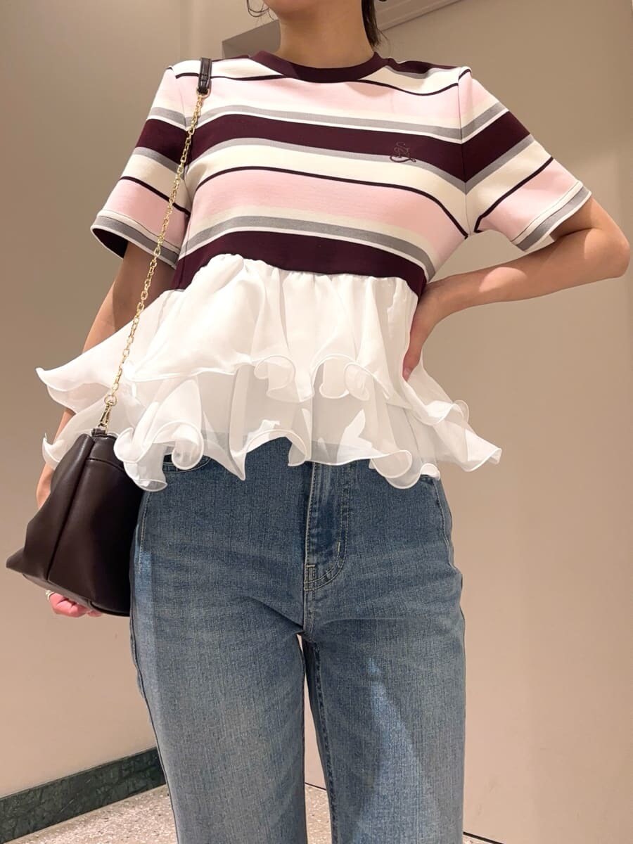 ピンク系のTシャツ/カットソー、ブラウン系のサンダルを着用したレディースの夏コーディネートの6枚目の写真