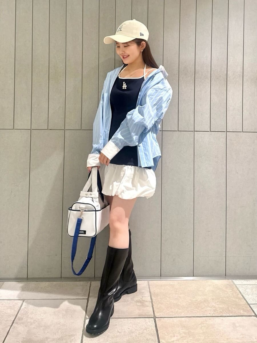 ブルー系のワンピース、ブルー系のシャツ/ブラウス、ゴールド系のイヤリングを着用したレディースの夏コーディネートの4枚目の写真