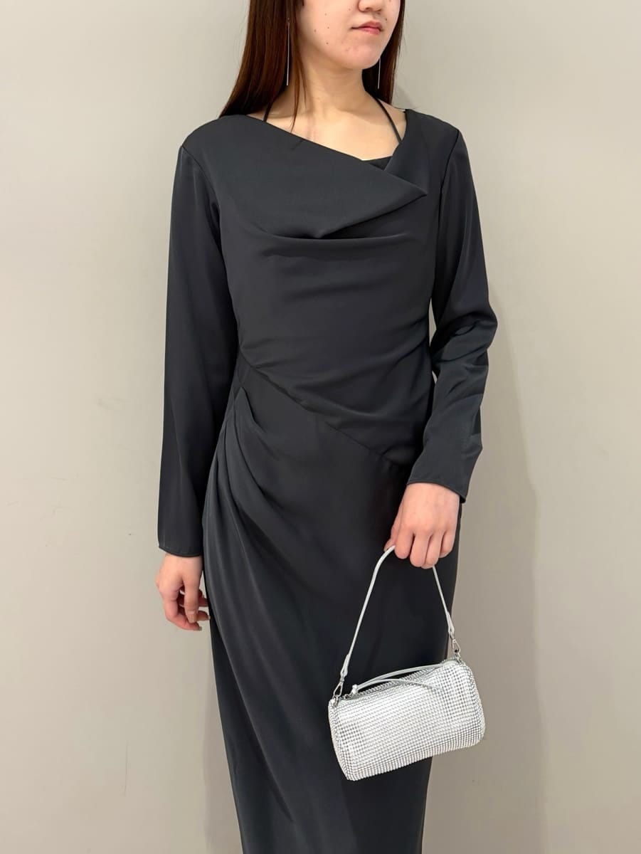 グレー系のワンピース、シルバー系のイヤリングを着用したレディースの冬コーディネートの5枚目の写真