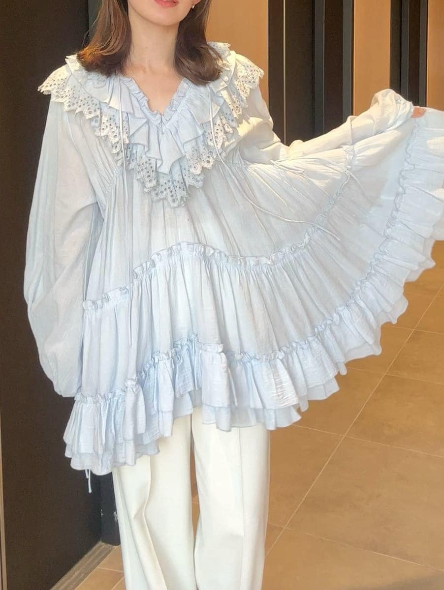 ブルー系のその他トップス、ホワイト系のスラックス、シルバー系のスニーカーを着用したレディースの冬コーディネートの4枚目の写真