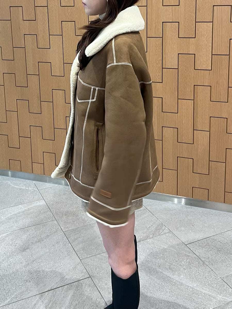 ブラウン系のその他パンツ、ベージュ系のニット/セーター、その他のブーツを着用したレディースの秋コーディネートの6枚目の写真