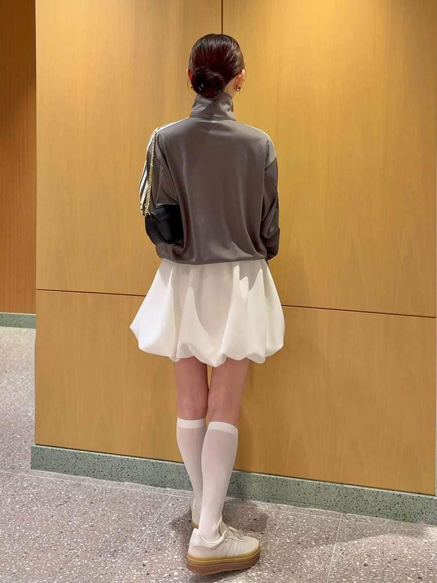 ホワイト系のワンピース、ブラック系のショルダーバッグ、その他のスニーカーを着用したレディースの冬コーディネートの4枚目の写真