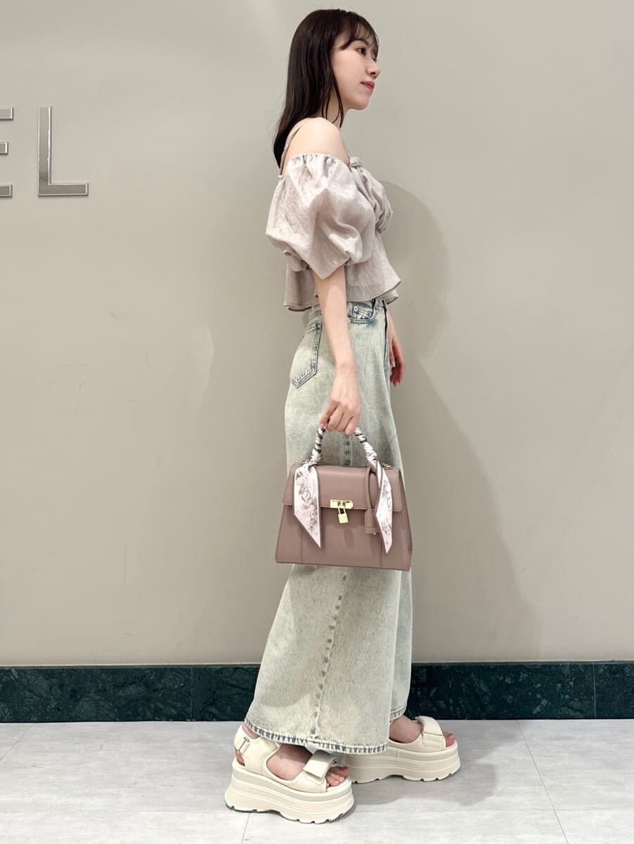 ピンク系のシャツ/ブラウス、ブルー系のデニムパンツ、ピンク系のハンドバッグを着用したレディースの夏コーディネートの4枚目の写真