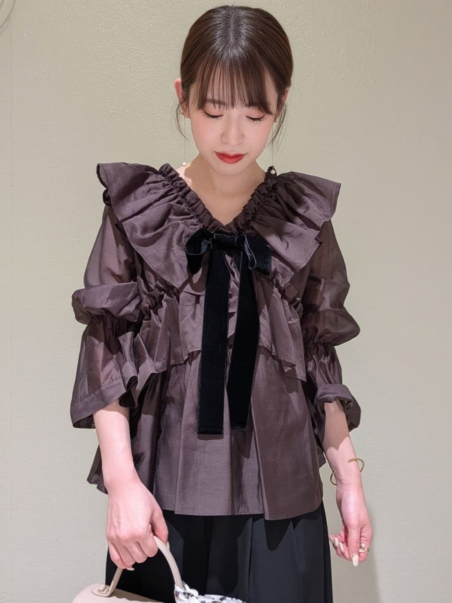 ブラック系のその他パンツ、ブラウン系のシャツ/ブラウス、その他のパンプスを着用したレディースの秋コーディネートの4枚目の写真