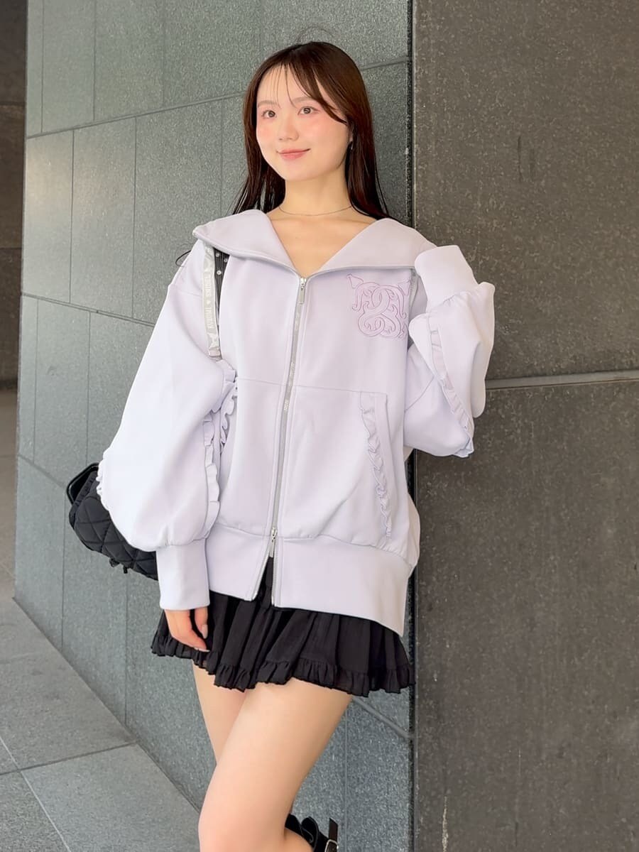 ブラック系のその他パンツ、ブラック系のブーツ、ブラック系のバックパック/リュックを着用したレディースの夏コーディネートの6枚目の写真