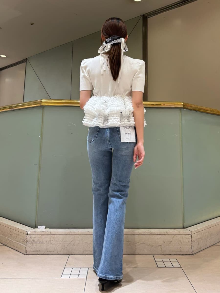 ブルー系のその他パンツ、ホワイト系のニット/セーター、ブラック系のパンプスを着用したレディースの春コーディネートの3枚目の写真