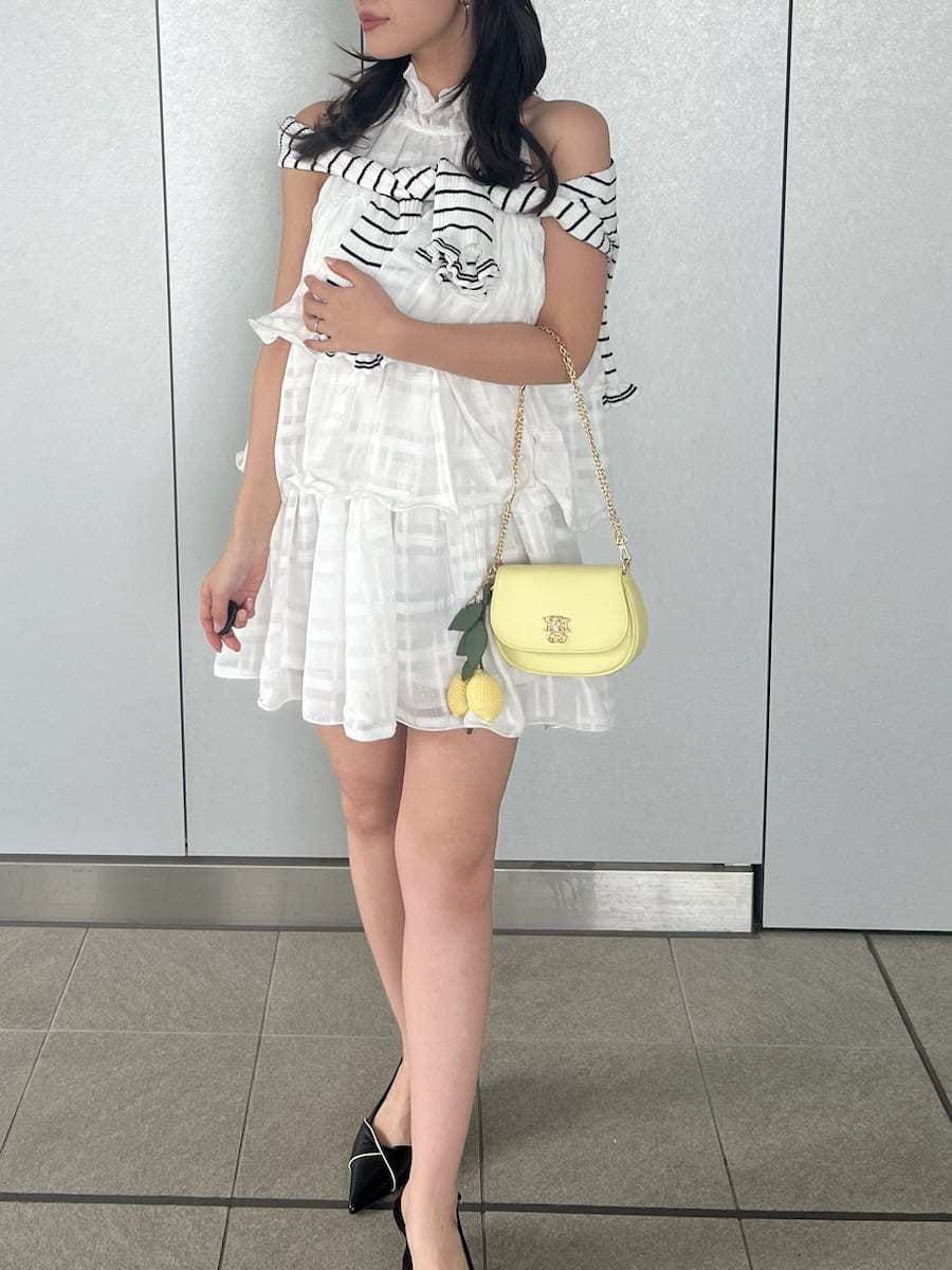 ホワイト系のワンピース、その他のカーディガン/ボレロ、ブラック系のパンプスを着用したレディースの春コーディネートの4枚目の写真