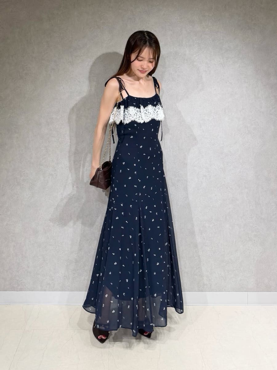 ブルー系のワンピース、ホワイト系のカーディガン/ボレロ、ブラウン系のサンダルを着用したレディースの夏コーディネートの6枚目の写真