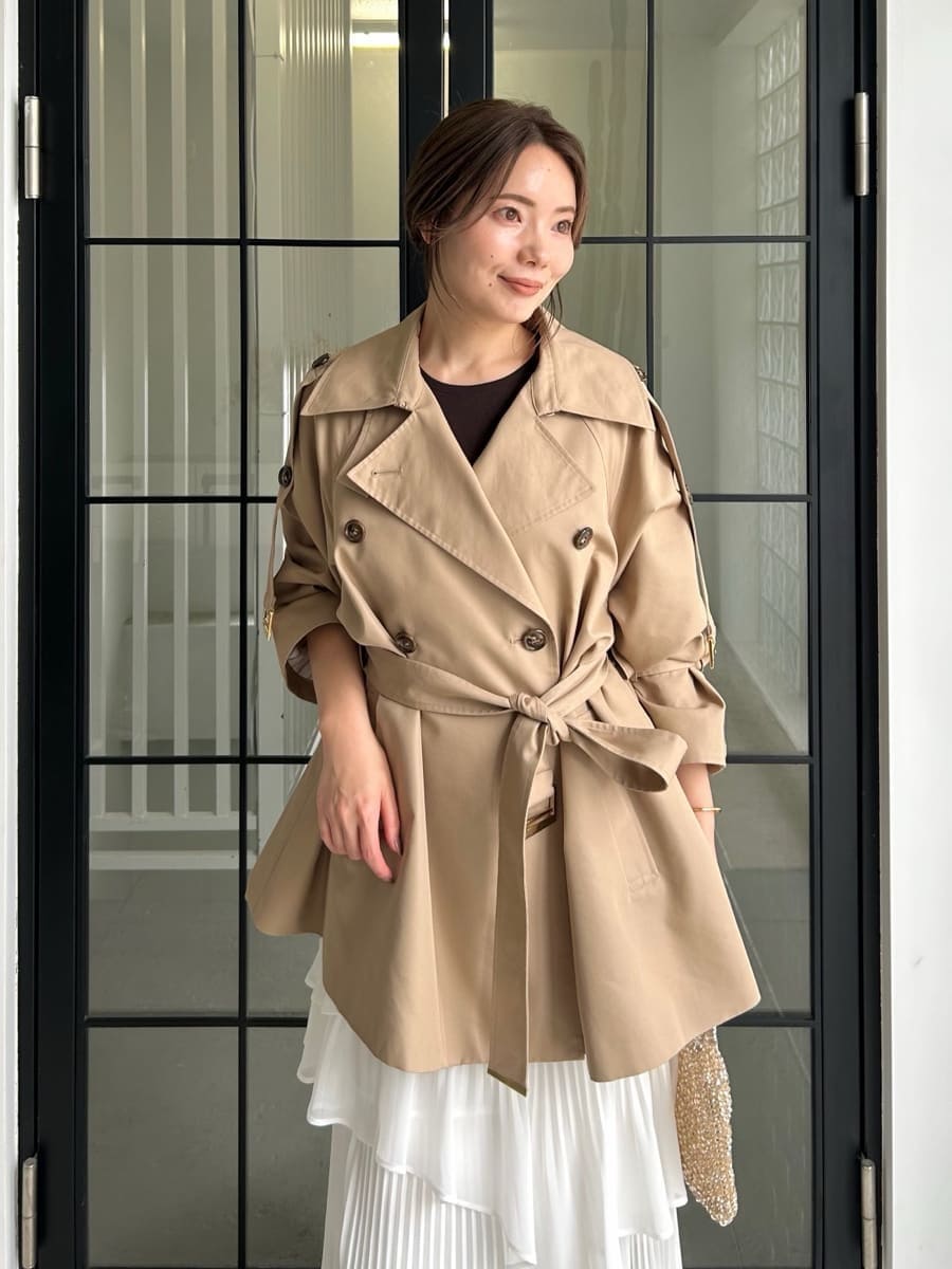 ホワイト系のスカートを着用したレディースの冬コーディネートの2枚目の写真