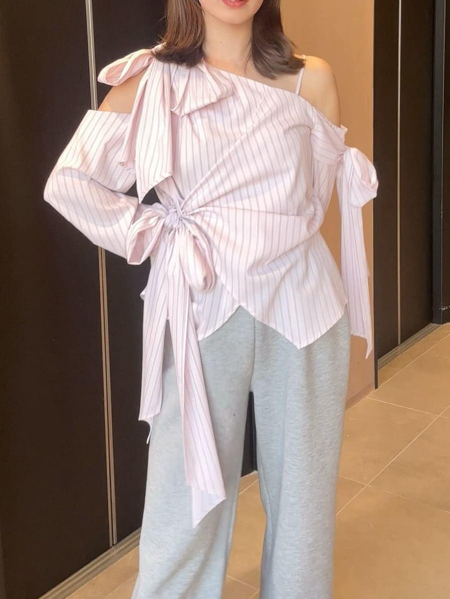 グレー系のスウェットパンツ、シルバー系のスニーカーを着用したレディースの冬コーディネートの2枚目の写真