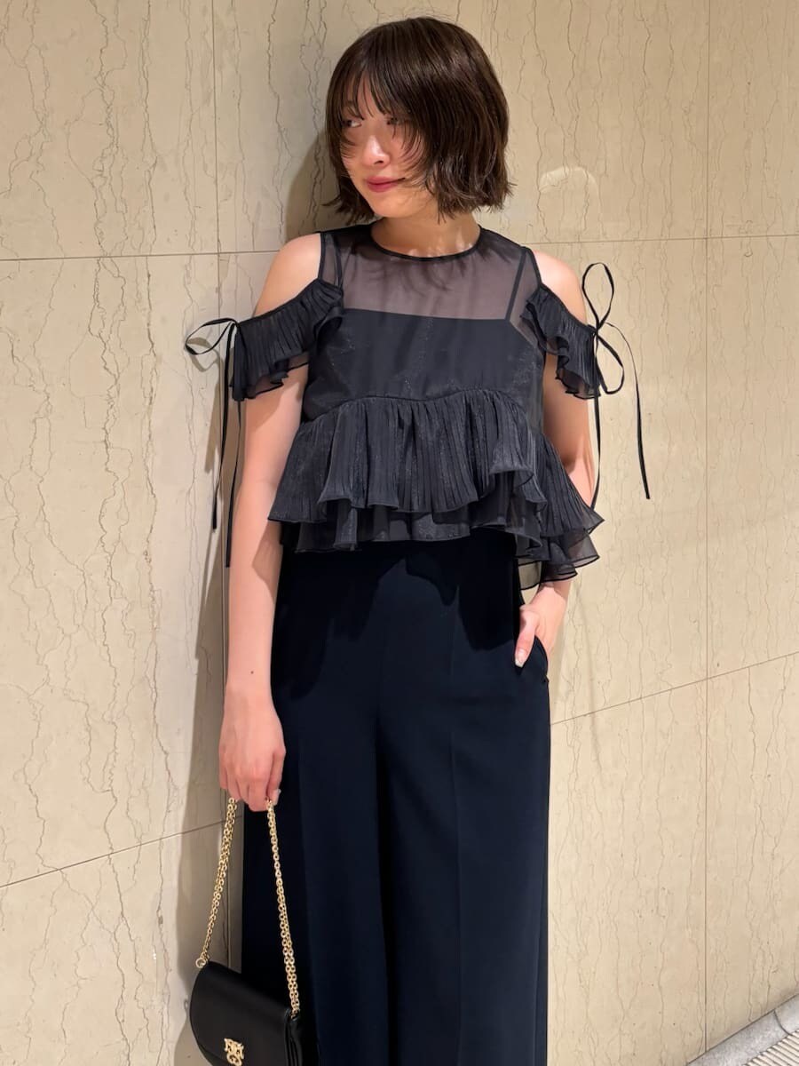 ブルー系のつなぎ/オールインワン、ブラック系のサンダルを着用したレディースの夏コーディネートの8枚目の写真