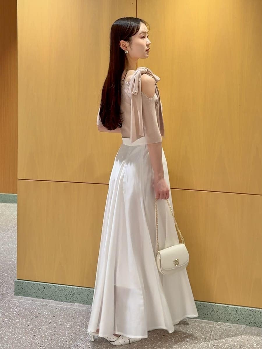 その他のパンプス、ホワイト系のショルダーバッグ、ピンク系のニット/セーターを着用したレディースの春コーディネートの2枚目の写真