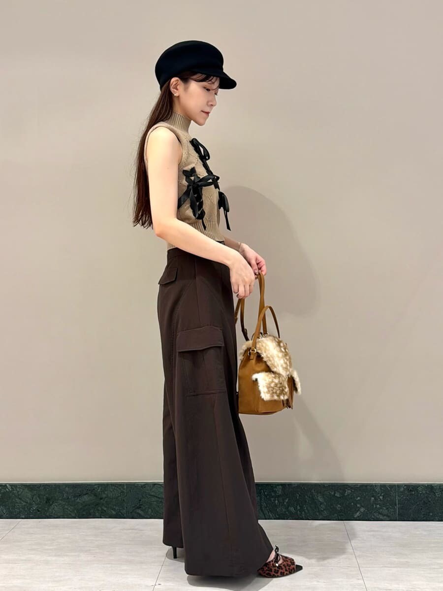 ブラウン系のその他パンツ、ベージュ系のニット/セーター、その他のバックパック/リュックを着用したレディースの夏コーディネートの4枚目の写真